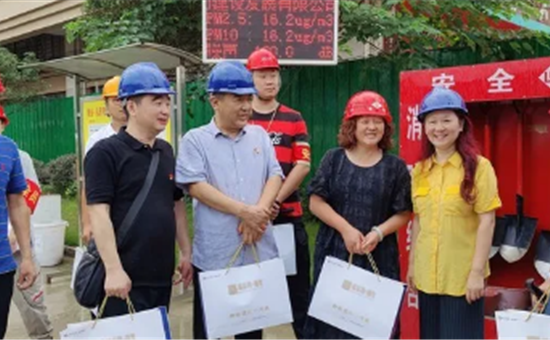 夏日送清凉 温情暖人心——122大阳城集团网站创新公司工会前往锦弘地产慰问一线职工